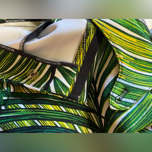 Like new! Modern Fit Green Paradise palm print stretch dressy shorts - Picture 5 of 5